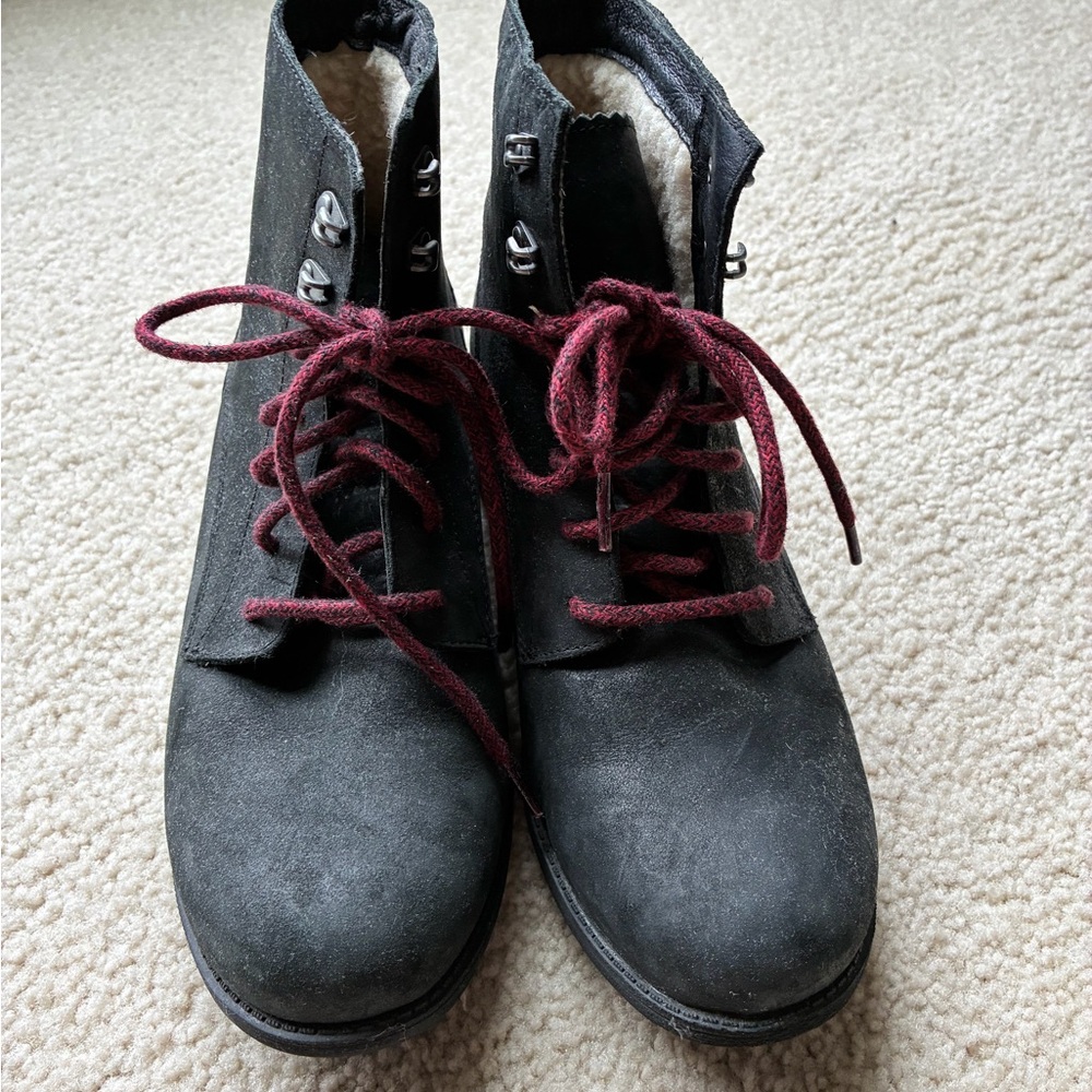 UGG Denhali Leather Hiker Boots Womens 9 Black Shearling Lined Red Laces.